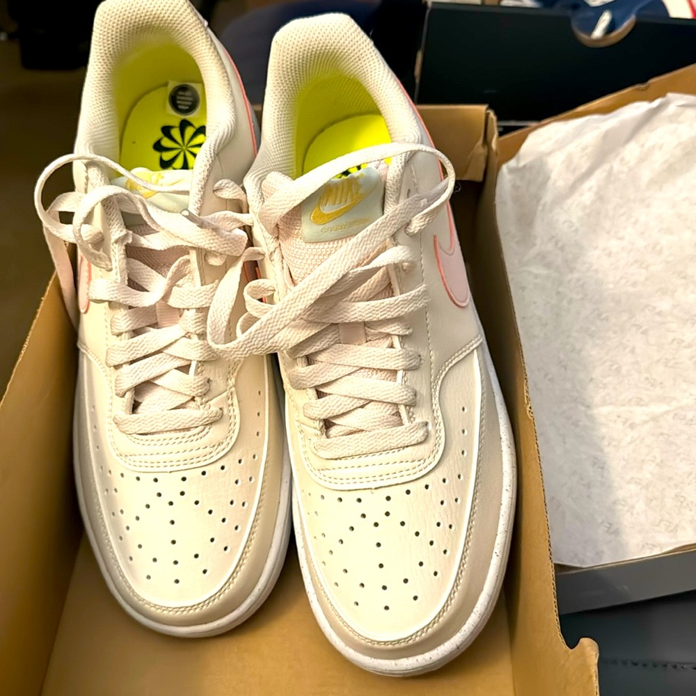 New- 🆕- Never Worn- Light Pink with White. Gum is different color. Box no lid.
